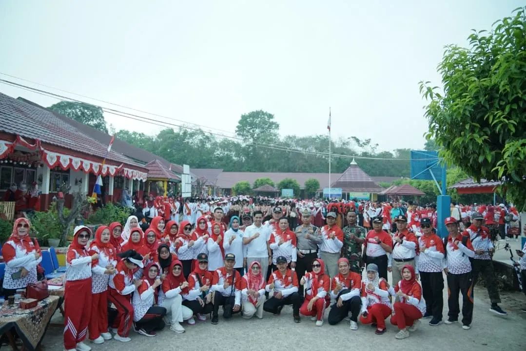 Camat Talang Kelapa Buka Kegiatan Gerak Jalan Tingkat SD, SMP, dan SMA Se-Kecamatan Talang Kelapa dalam Rangka HUT ke-80 RI