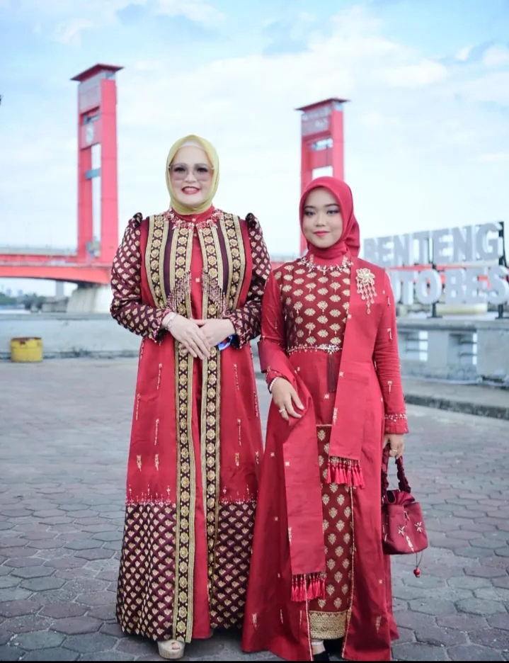 Wabup Banyuasin dan Ketua Dekranasda Tampil Dalam Ajang Fashion Show Swarna Songket Nusantara