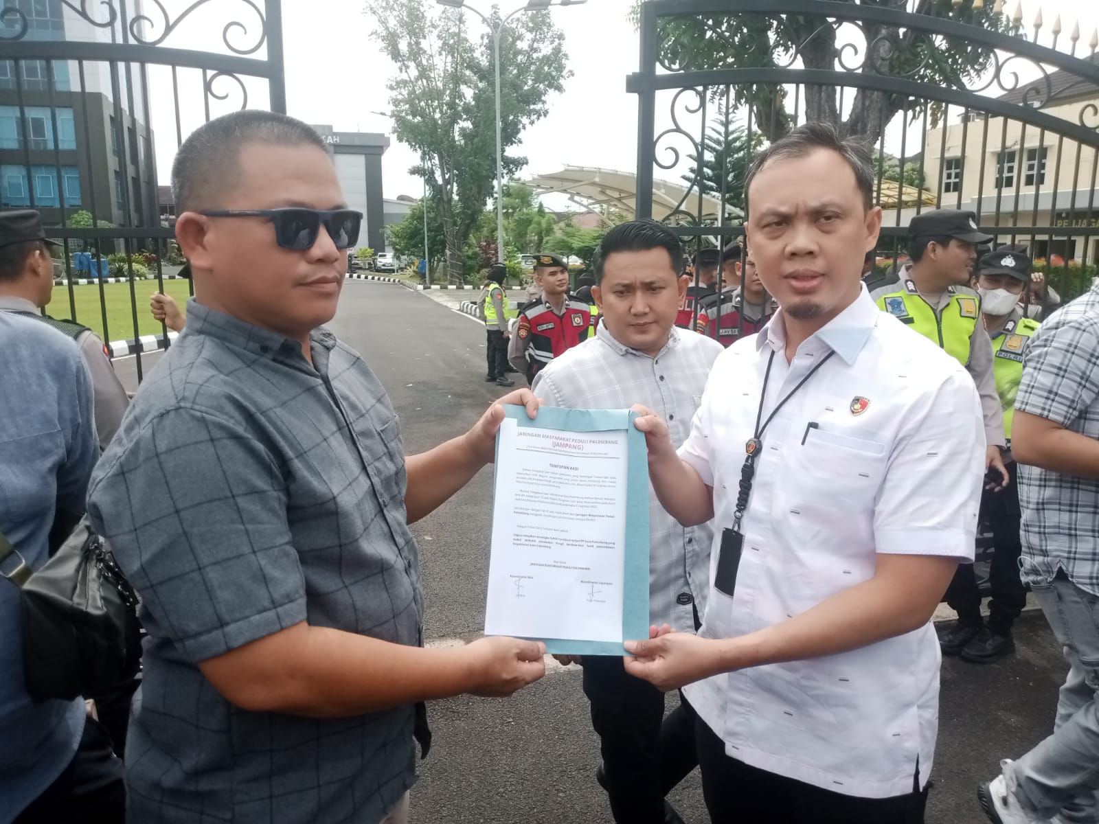 Terbukti Pungli, Oknum Kabid Satpol PP Palembang Diduga “Kebal Hukum”, JAMPANG Kepung Mapolda Sumsel