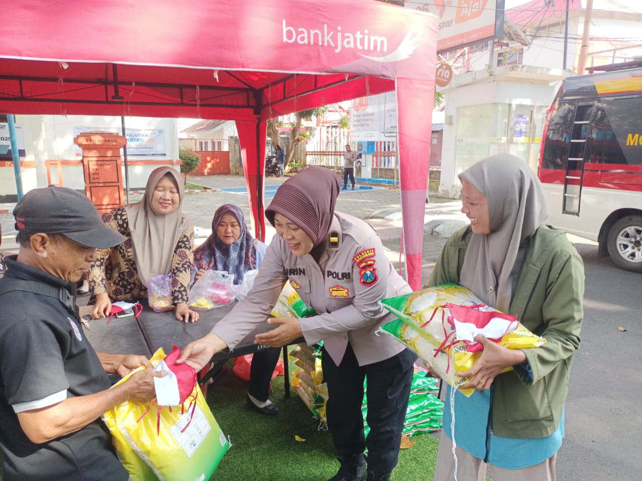Polresta Banyuwangi Bersama Bulog Gelontorkan 202 Ton Beras SPHP untuk Warga Dalam Gerakan Pangan Murah