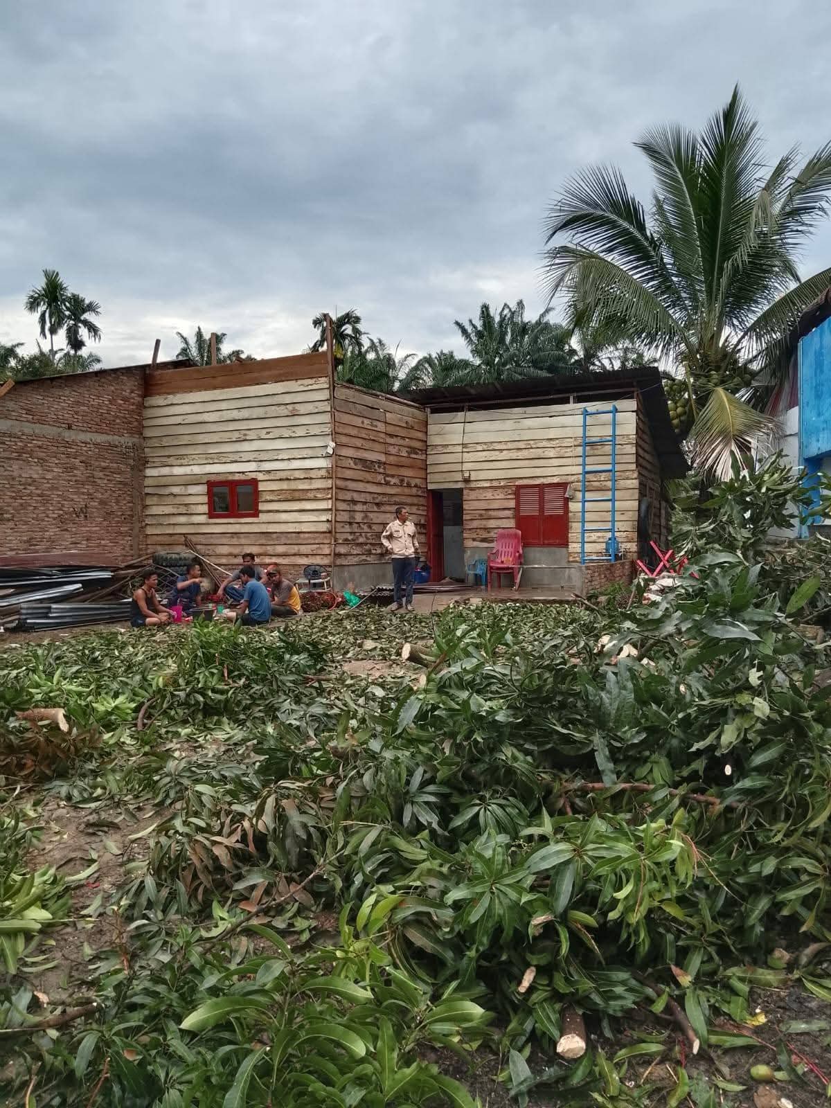Angin puting beliung meluluhlantakkan beberapa bangunan Rumah mesjid di Desa Simonis kecamatan Aek Natas Kabupaten labuhan batu Utara provinsi Sumatera Utara 24 September 2025 Pukul 15 WIB