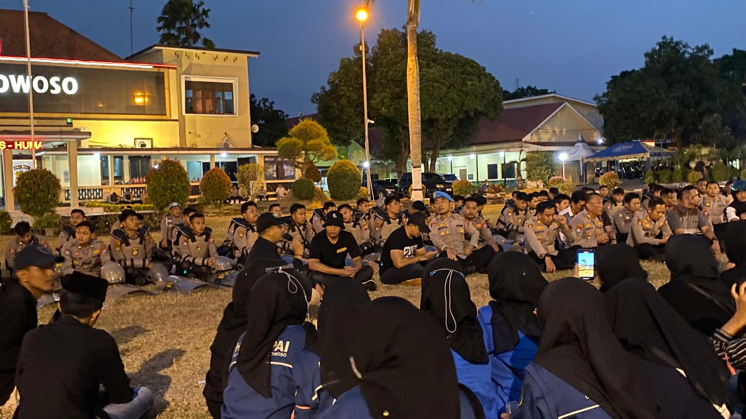 Ratusan Mahasiswa Gelar Aksi Penyampaian Aspirasi di mako Polres Bondowoso, Polres Laksanakan Pengamanan dengan Humanis