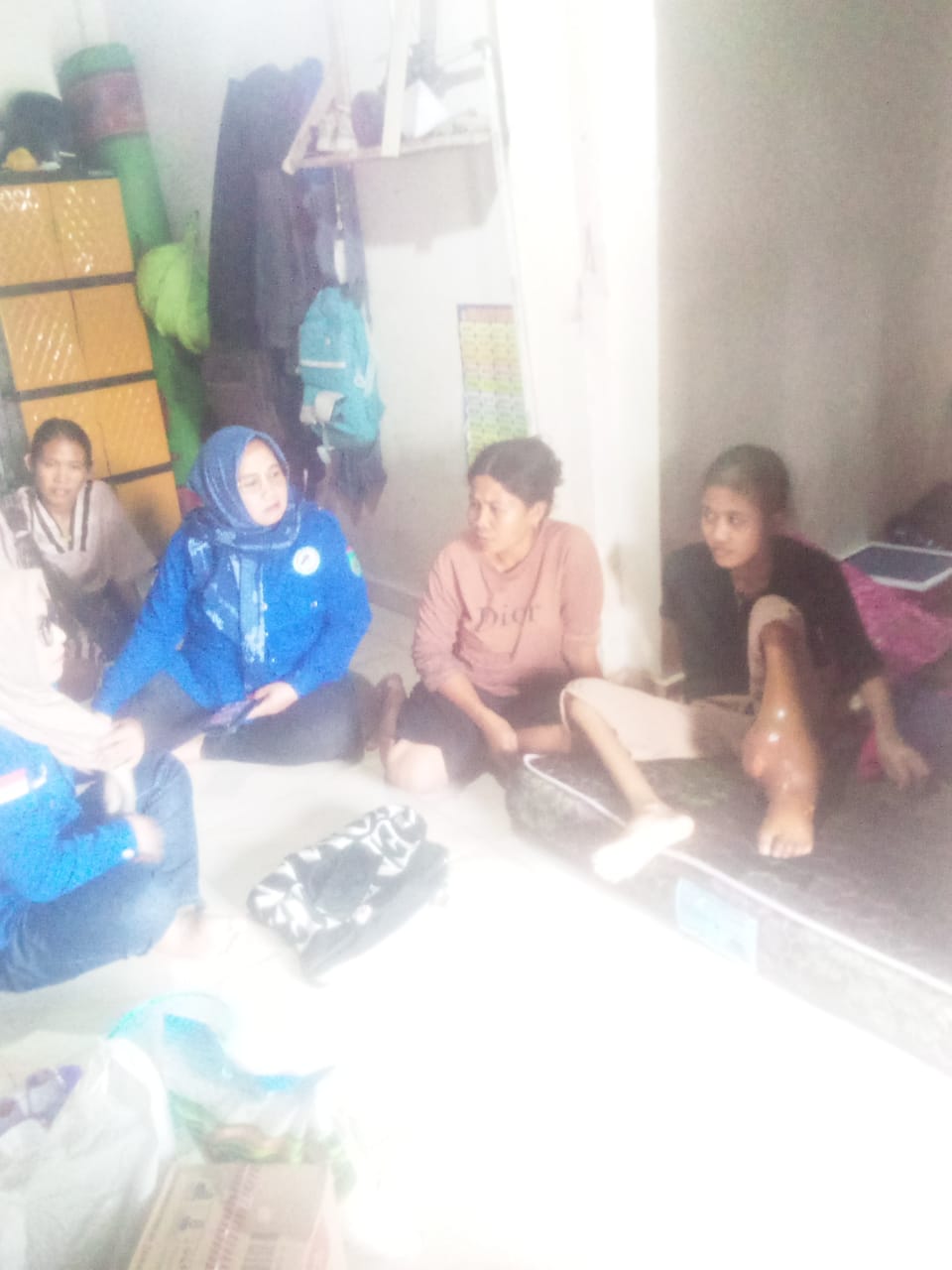 Yayasan Peduli Umat Prabumulih Kunjungi Anak Penderita Tumor Kaki di Payuputat, Serahkan Bantuan Sembako