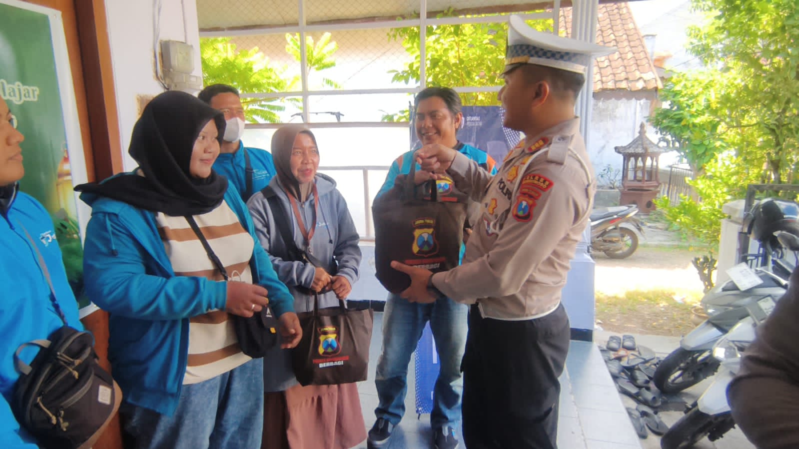 Polri Untuk Masyarakat : Polres Bondowoso Berbagi Sembako Untuk Ojol Sambut Hari Lalu Lintas Bhayangkara ke – 70