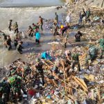 Danrem 163/Wira Satya di Dampingi Dandim Badung 1611/Badung dan Wali Kota Denpasar Turun Langsung Bersihkan Sisa Sampah Pasca Banjir di Kali Taman Pancing