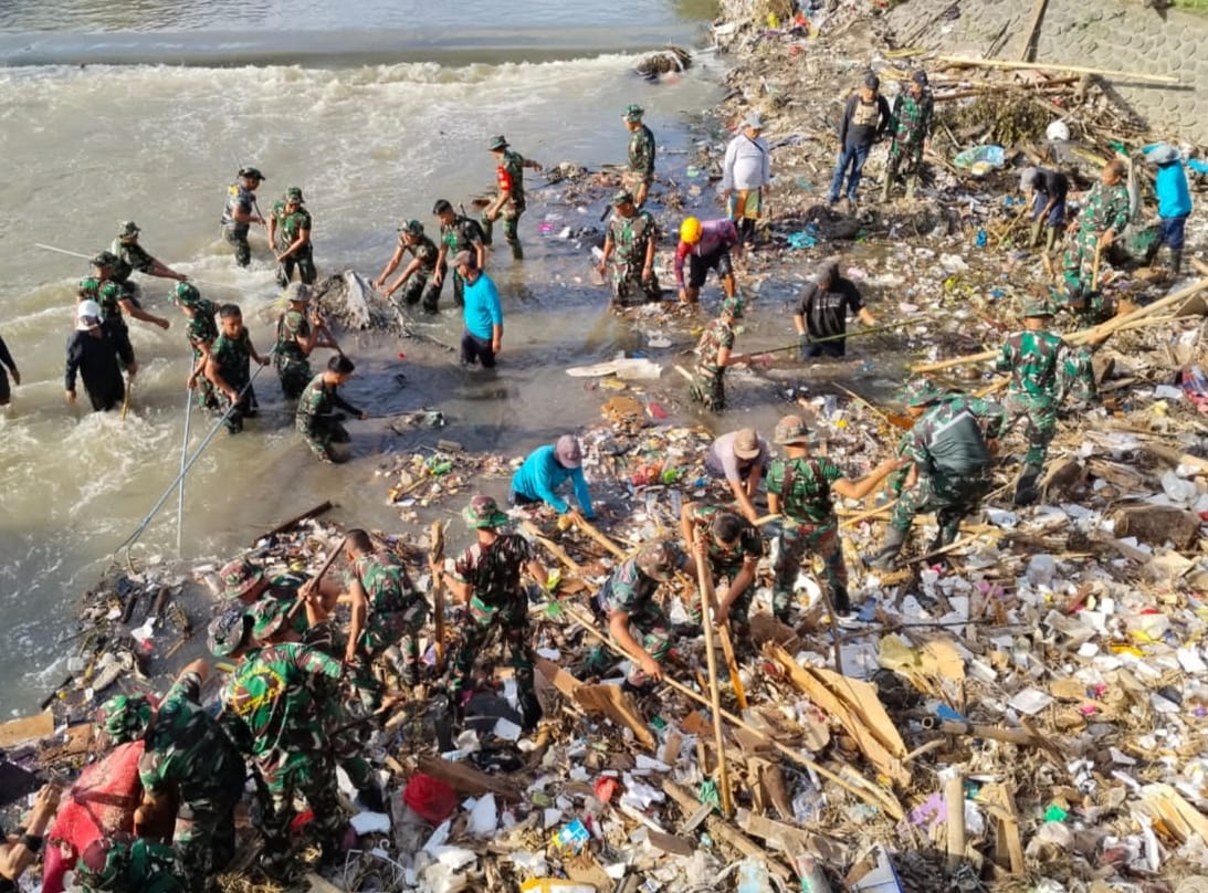 Danrem 163/Wira Satya di Dampingi Dandim Badung 1611/Badung dan Wali Kota Denpasar Turun Langsung Bersihkan Sisa Sampah Pasca Banjir di Kali Taman Pancing