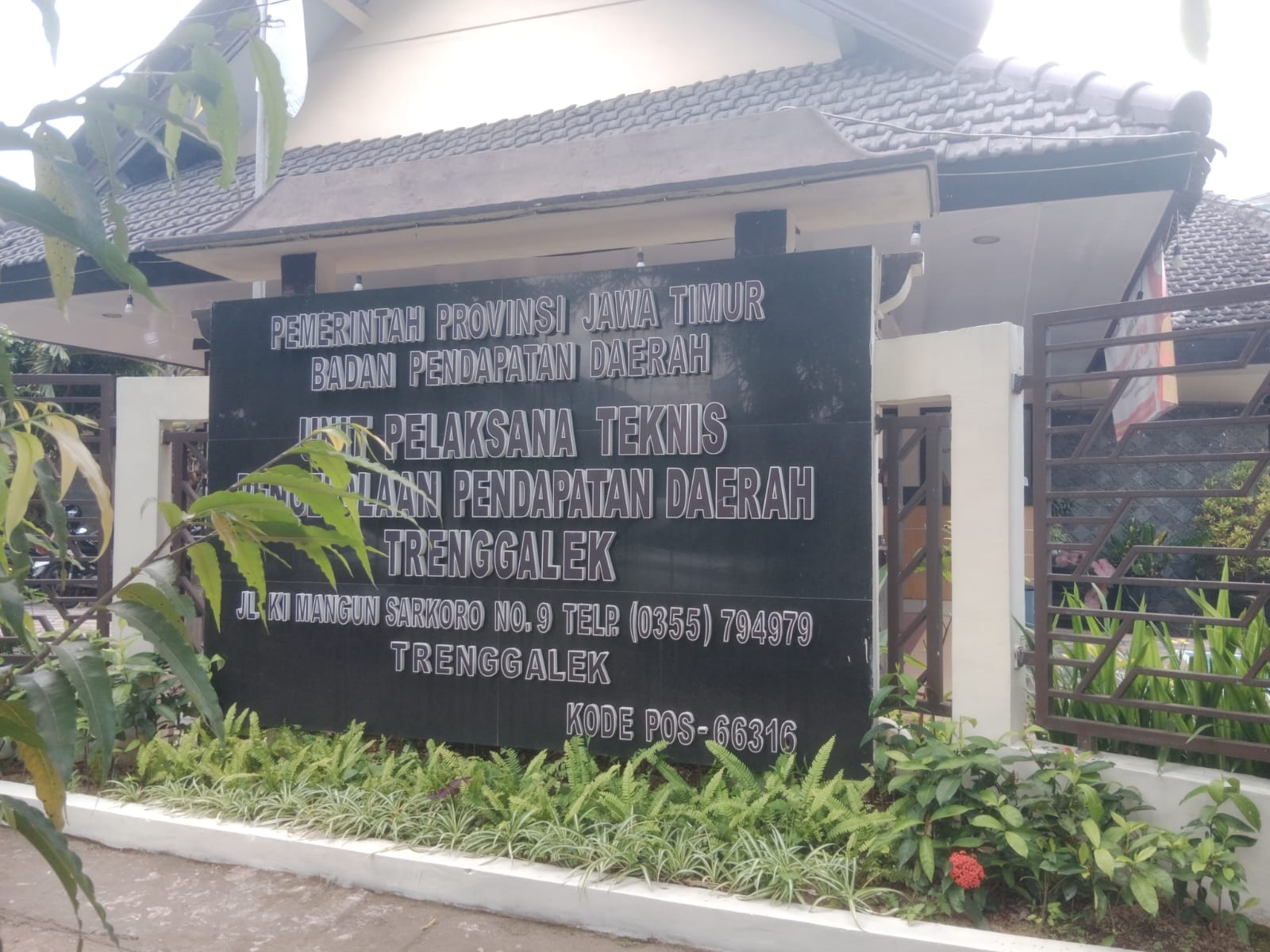 Samsat Trenggalek Terlihat “Alergi” dengan Kedatangan Rekan Media dari Surabaya