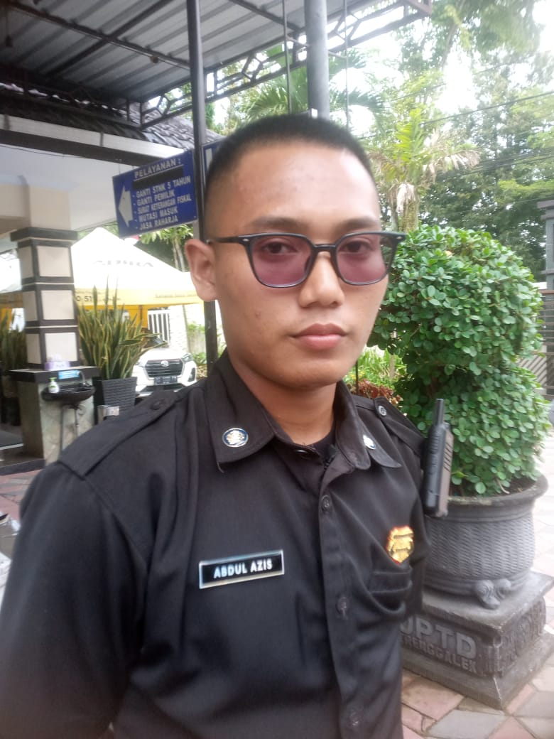 Satpam Samsat Trenggalek Diduga Memotret Jurnalis dari Surabaya, Etika Pelayanan Publik Dipertanyakan