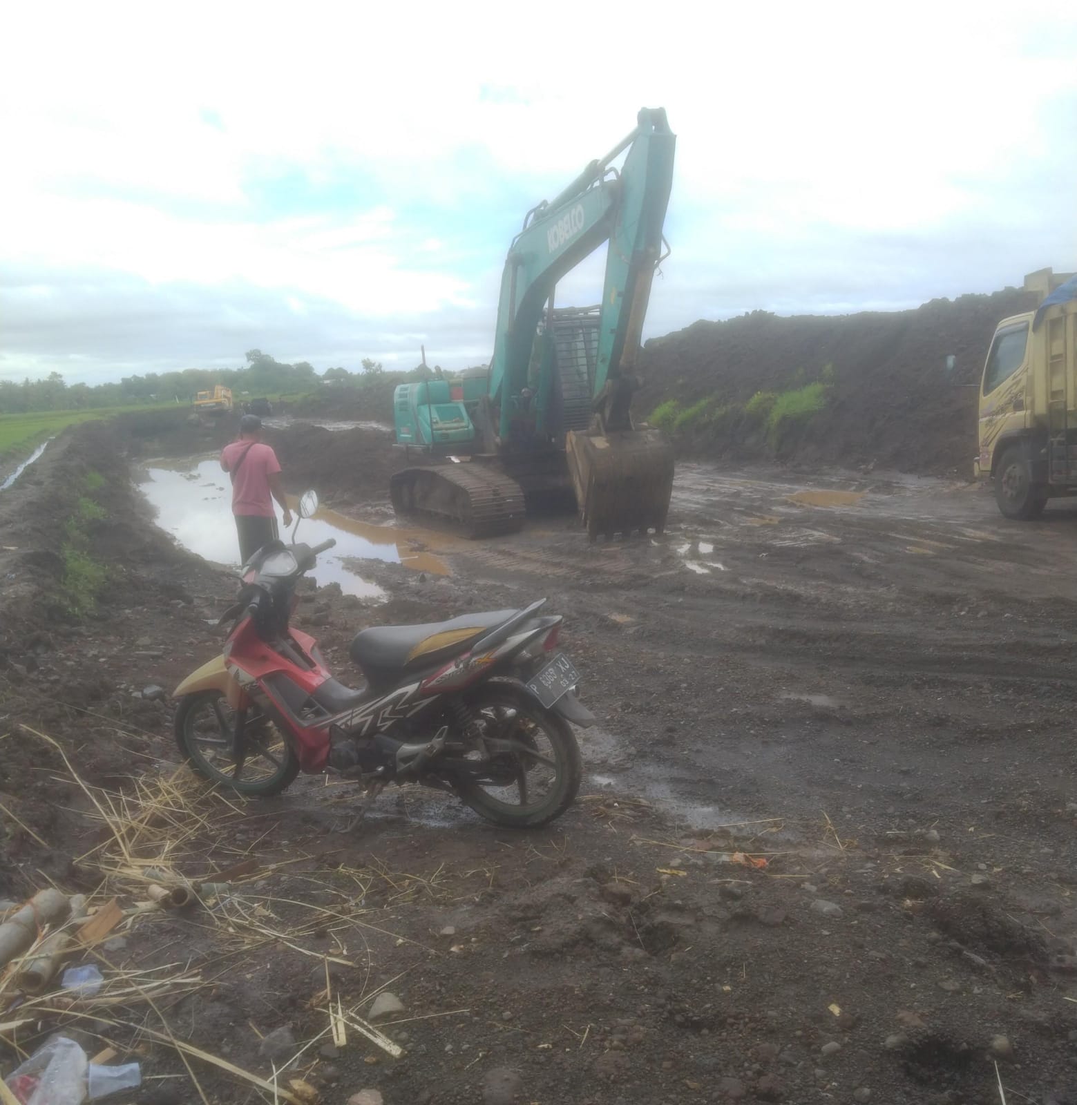 Diduga Tambang Galian C Beroperasi di Pinggiran Sawah, Warga Resah.