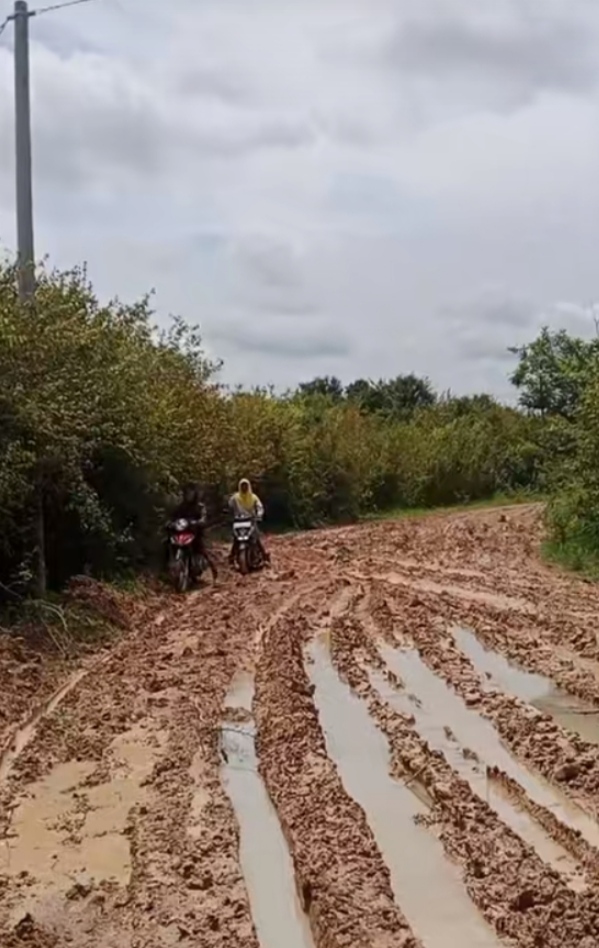 Jalan Penghubung Macang Sakti–Ulak Embacang Rusak Parah, Warga Desak Pemda Segera Bertindak