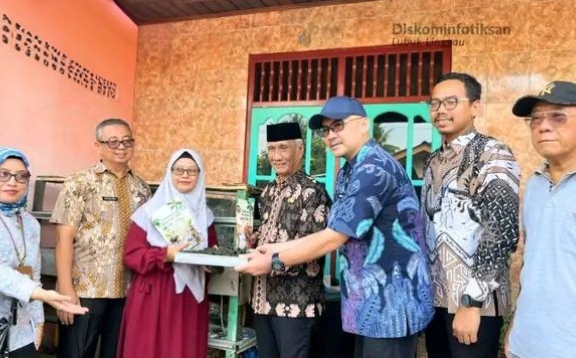 Wakil Wali Kota Lubuk Linggau Serahkan Bantuan UMKM Dendeng Pucuk Ubi Wak Idak