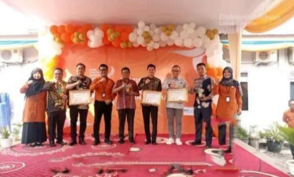 Kepala Diskominfotiksan Lubuk Linggau Terima Piagam Penghargaan dari BPS