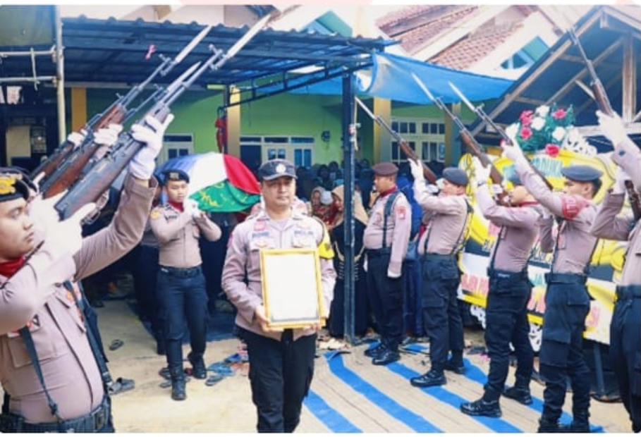 Penghormatan Terakhir Polres Sumenep Untuk Bripka Rahmat Hidayat yang Gugur dalam Tugas