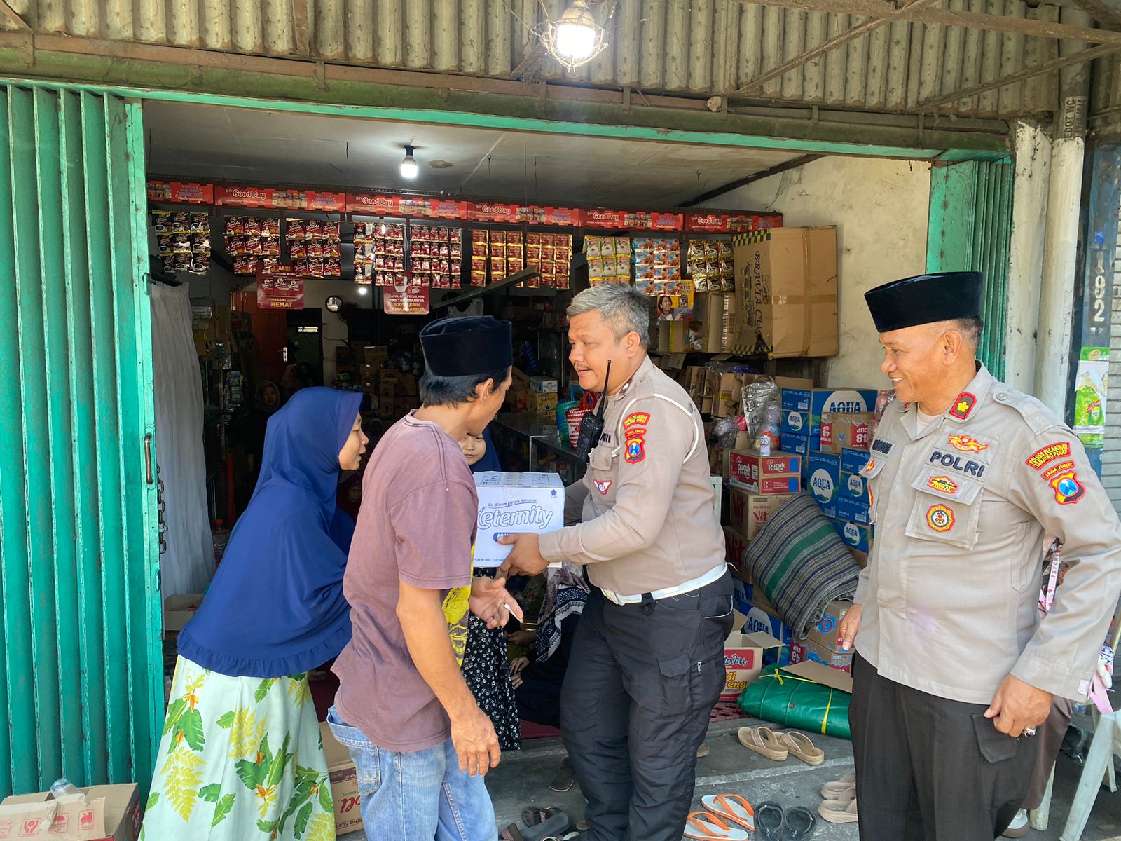 Turut Belasungkawa Polres Pelabuhan Tanjungperak Takziah ke Rumah Dua Santri Ponpes Al Khoziny.
