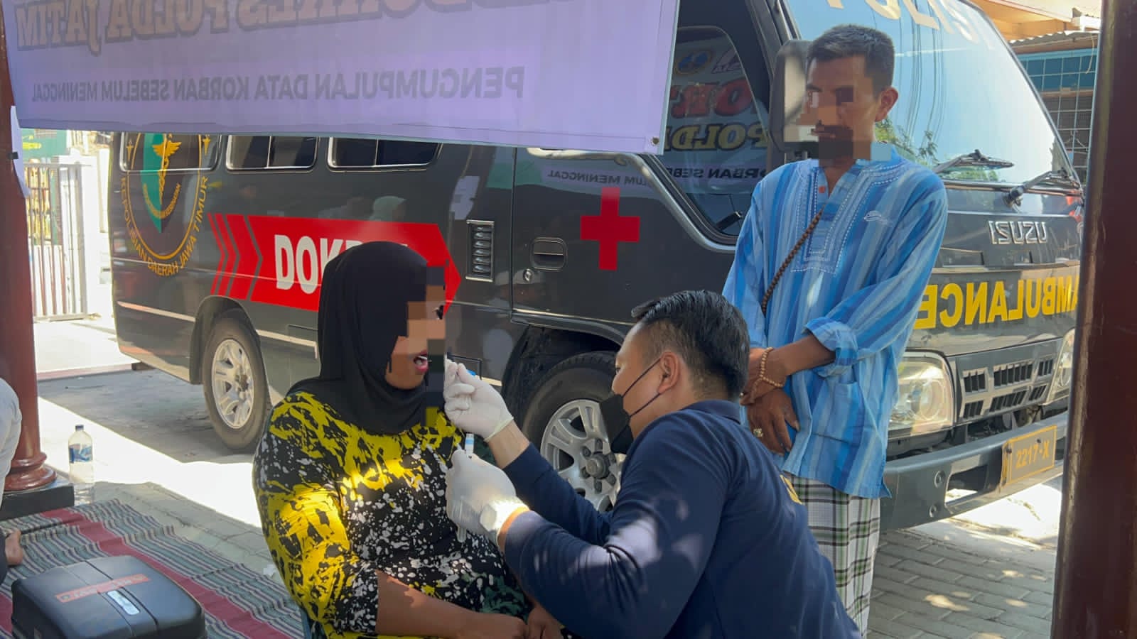 Dokkes Polda Jatim Lakukan Pengumpulan DNA Keluarga Korban di Ponpes Al Khoziny.