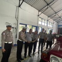 Cegah Kecelakaan, Satlantas Polres Malang Gelar Ramp Check Jeep Wisata Bromo.