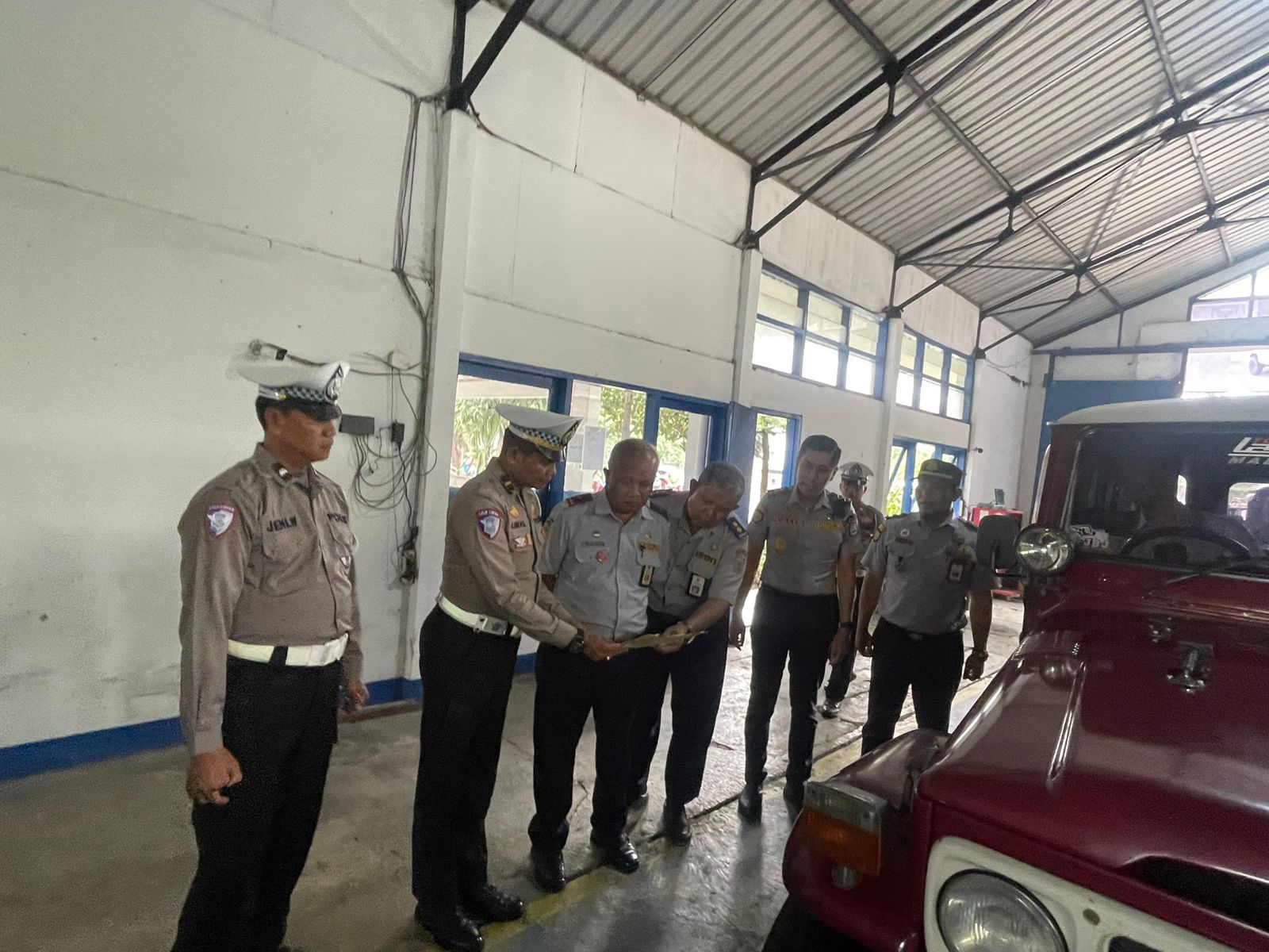 Cegah Kecelakaan, Satlantas Polres Malang Gelar Ramp Check Jeep Wisata Bromo.
