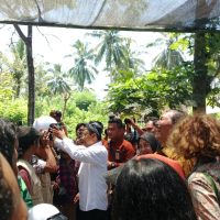Serahkan Helm dan Jaket Ke Ojek, Mensos Apresiasi Program Banyuwangi Berbagi