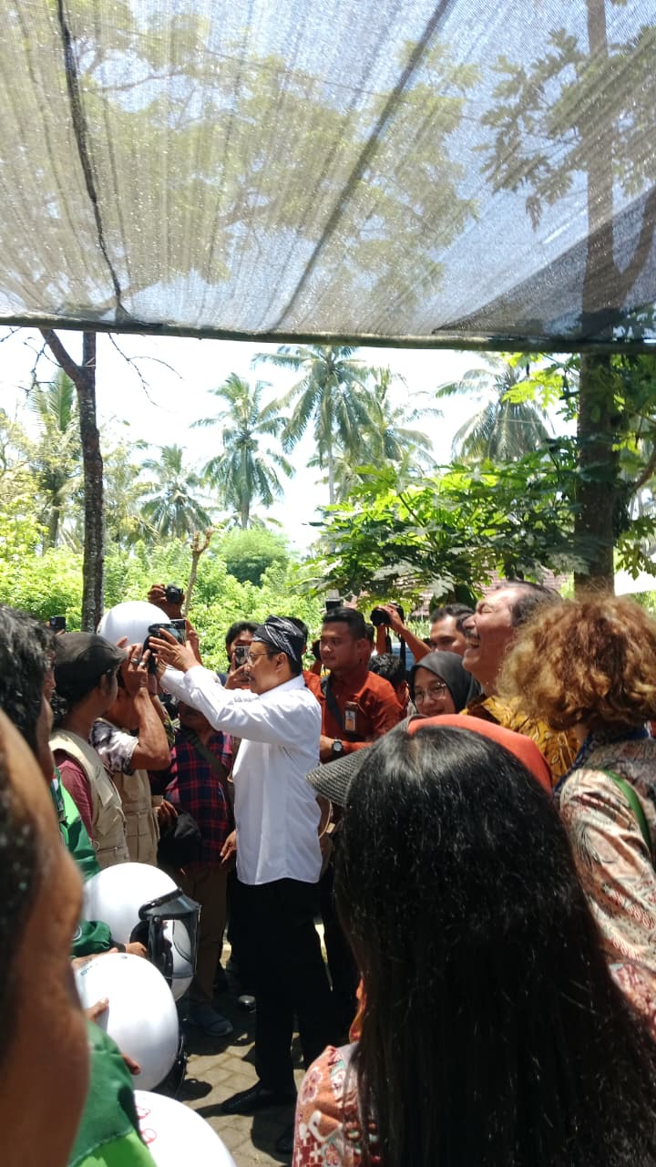Serahkan Helm dan Jaket Ke Ojek, Mensos Apresiasi Program Banyuwangi Berbagi