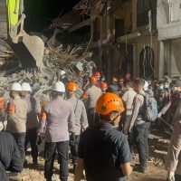 Ratusan Personel Polresta Sidoarjo Berjibaku Bersihkan Puing Bangunan Ponpes Al Khoziny