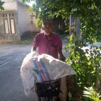 Di Usia 67 Tahun, Pemulung Lansia di Sumenep Kini Tak Lagi Terima Bantuan Sosial