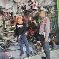 Satpas Polres Sampang Sapa Bengkel dan Toko Sparepart, Ajak Masyarakat Tertib Berlalu Lintas
