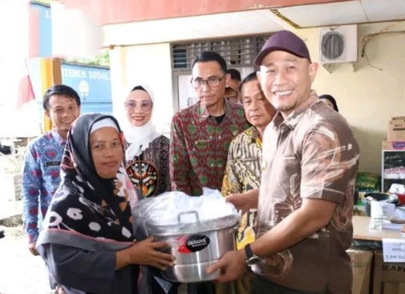 Wali Kota Lubuk Linggau Serahkan 100 Paket Bantuan Usaha Ekonomi Produktif dari Dinas Sosial Provinsi Sumsel
