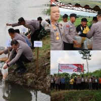 Jaga Ekosistem Sungai Polres Tulungagung Tebar 5.000 Benih Ikan Tombro di Boyolangu.
