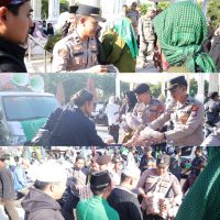 Humanis, Polisi Berbagi Roti dan Air untuk Massa Aksi Damai Alumni Ponpes di Situbondo Berlangsung Sejuk.