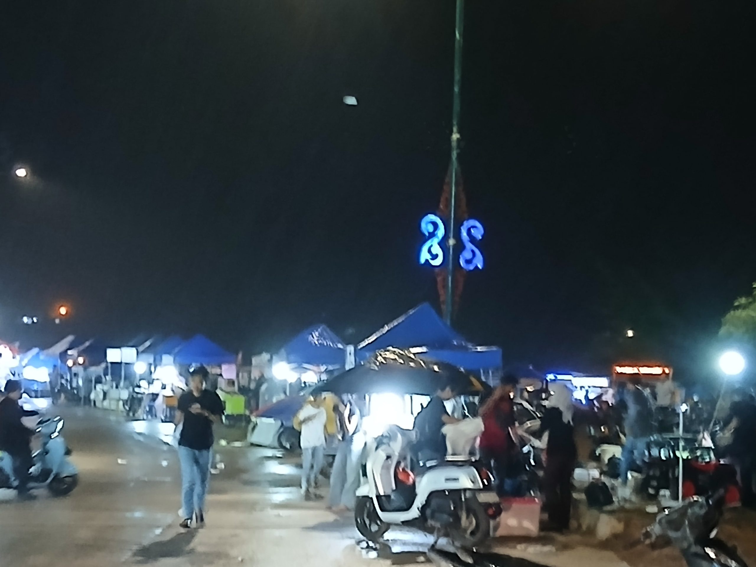 Hujan Deras dan Angin Kencang Terjang Tajur Biru: Pedagang UMKM Gurindam 12 Bertahan di Tengah Badai