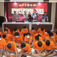 Operasi Sikat Semeru 2025, Polres Pelabuhan Tanjung Perak Berhasil Ungkap 46 Kasus dan Amankan 54 Tersangka. 