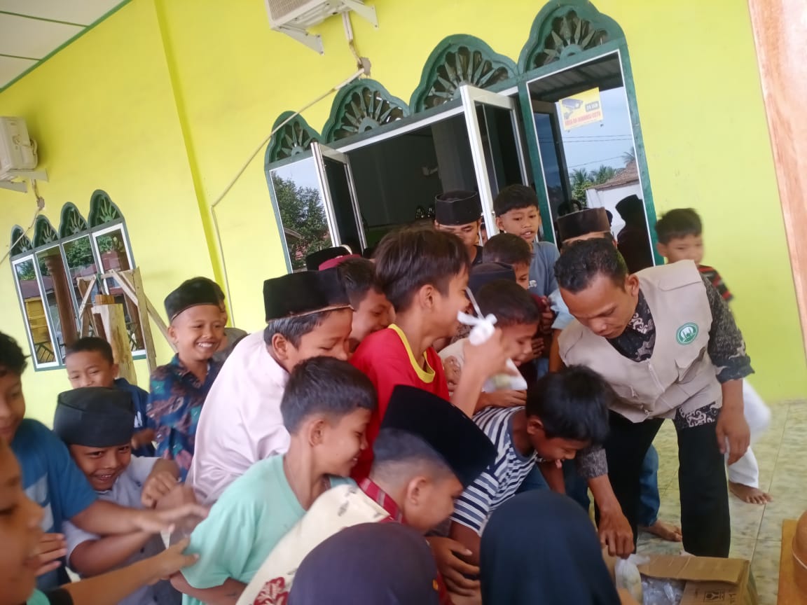 Berbagi Sedekah di Jumat Berkah