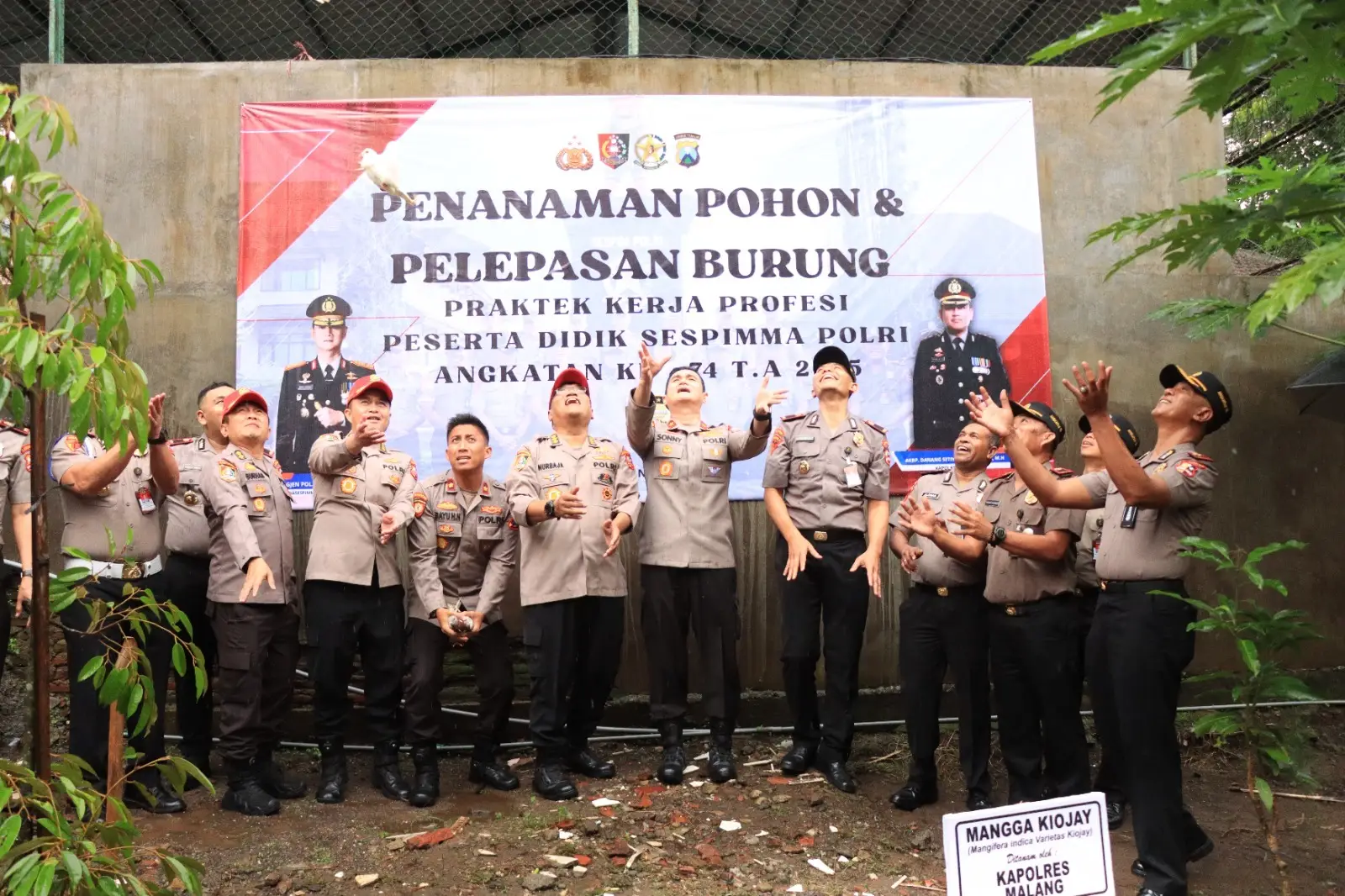 Peserta Didik Sespimma Lepas 125 Burung di Polres Malang Jaga Keseimbangan Alam.
