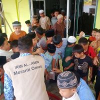 Tebar Kebaikan di Jumat Berkah,Pemuda Remaja Masjid Bagikan Makanan Ringan ke Masjid