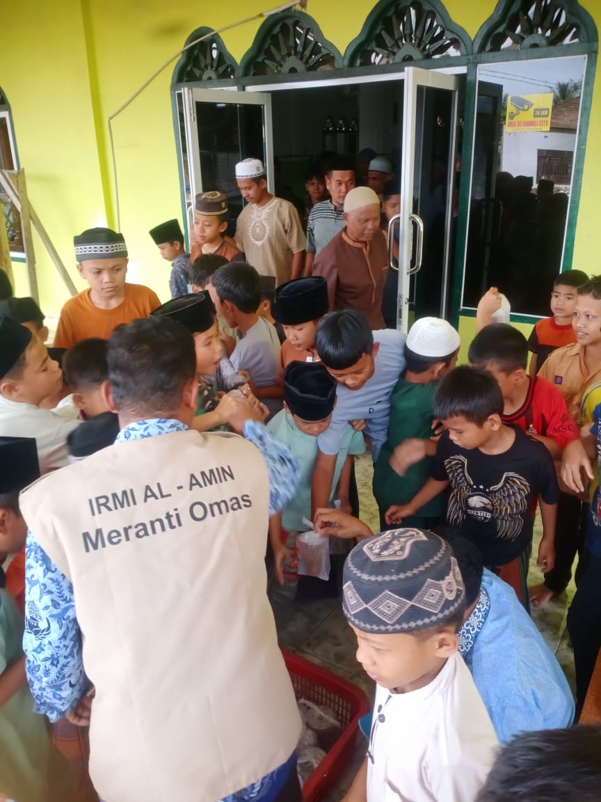 Tebar Kebaikan di Jumat Berkah,Pemuda Remaja Masjid Bagikan Makanan Ringan ke Masjid