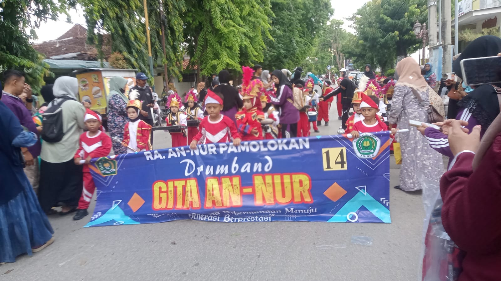 TK/RA An-Nur Pamolokan Ikut Ramaikan Parade Drumband PAUD 2025 di Sumenep
