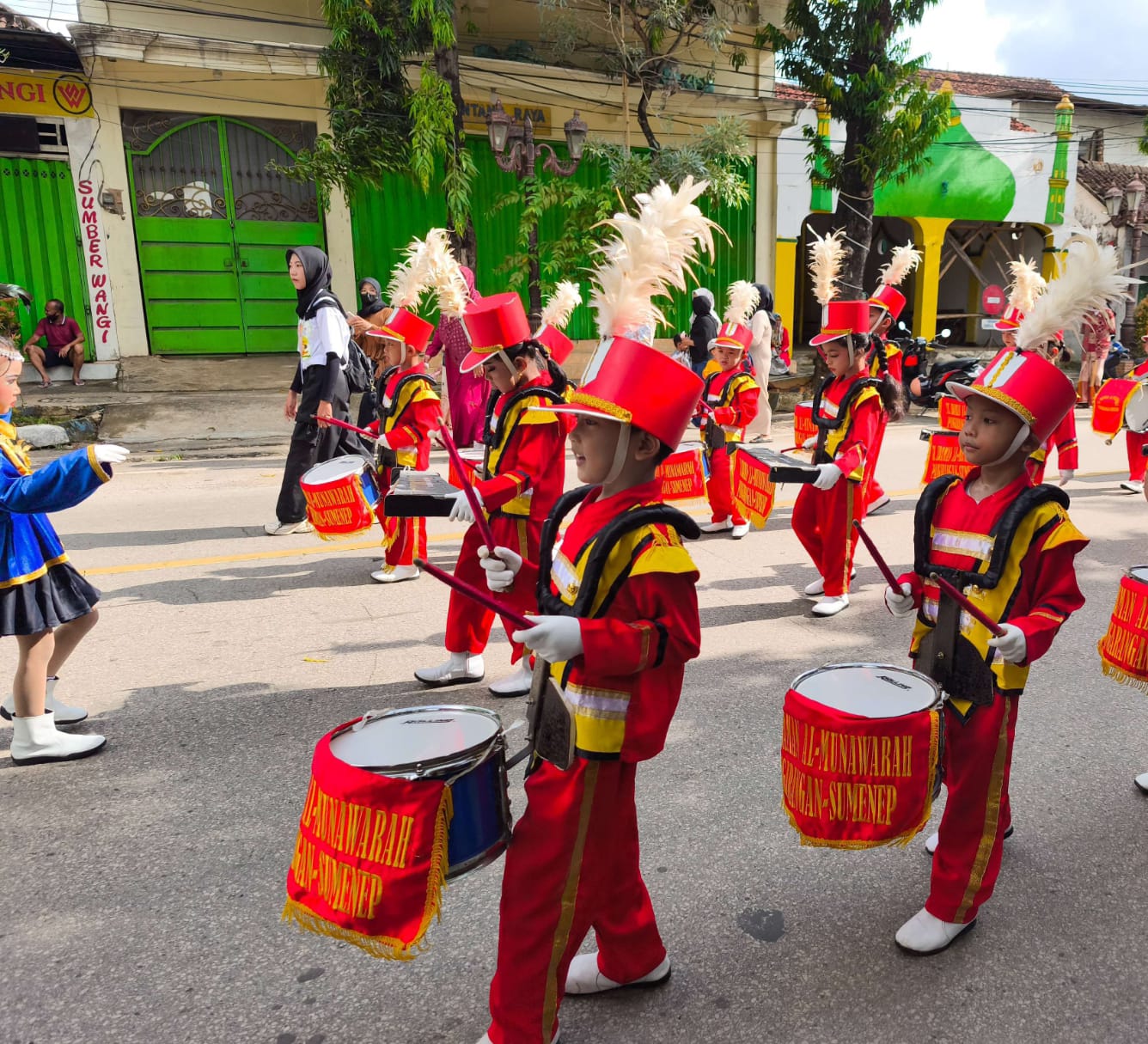 Anak-Anak PAUD Penuhi Jalan Kota Sumenep, Parade Drumband 2025 Jadi Magnet Warga