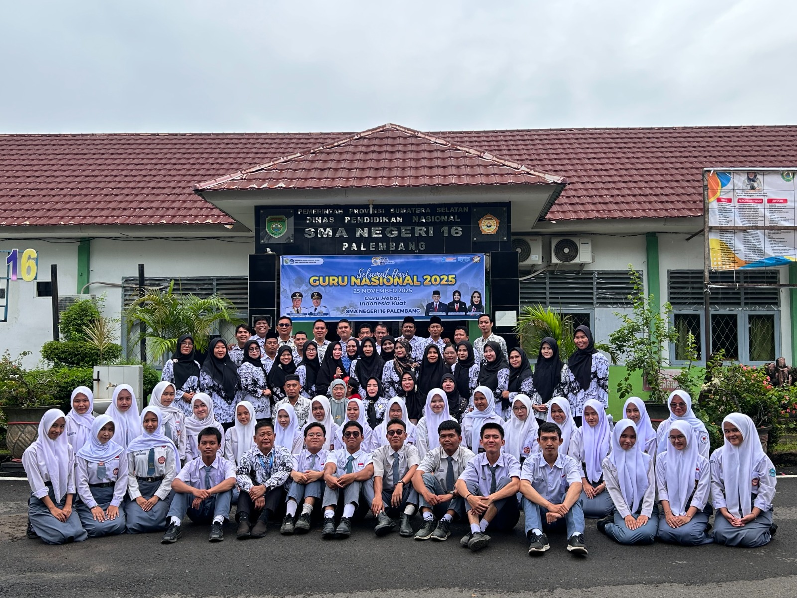Kepala Sekolah SMA Negeri 16 Palembang, Mengucapkan Selamat Hari Guru Nasional Dengan Tema “Guru Hebat, Indonesia Kuat”