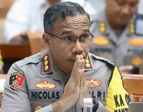 Kapolres Jakarta Selatan Nicolas Ary Lilipaly, SIK, MH, MSI Tidak Membenarkan Ayah Tiri Alvaro Tewas di Dalam Tahanan  Jakarta Selatan -Jakarta Selatan -setelah selesai melakukan pemeriksaan sebagai tersangka. Belum dimasukan ke dalam ruang tahanan. Sewaktu penyidik selesai memeriksa (BAP) tersangka sudah larut malam sehingga kalau mau masuk ke ruang tahanan, harus dilakukan pemeriksaan kesehatan oleh pihak kedokteran kesehatan yang ada di Polres dulu.   Jadi oleh penyidik atau yang piket Serse, tersangka disuruh istirahat dulu di sofa yang ada di ruang konseling. Bukan di ruang tahanan. Ada saksi dari pihak keluarga yang melihat pertama tersangka bunuh diri dengan cara gantung diri di ruang konseling.   Selesai melakukan pemeriksaan sebagai tersangka. Belum dimasukan ke dalam ruang tahanan.   Sewaktu penyidik selesai memeriksa (BAP) tersangka sudah larut malam sehingga kalau mau masuk ke ruang tahanan, harus dilakukan pemeriksaan kesehatan oleh pihak kedokteran kesehatan yang ada di Polres dulu.   Jadi oleh penyidik atau piket serse, tersangka disuruh istirahat dulu di sofa yang ada di ruang konseling. Bukan di ruang tahanan.   Ada saksi dari pihak keluarga yang melihat pertama tersangka bunuh diri dengan cara gantung diri di ruang konseling.