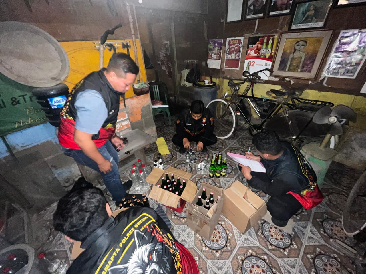 Sat Samapta Polres Gresik Kembali Bongkar Penjualan Miras Ilegal, Dua Pelaku Diamankan