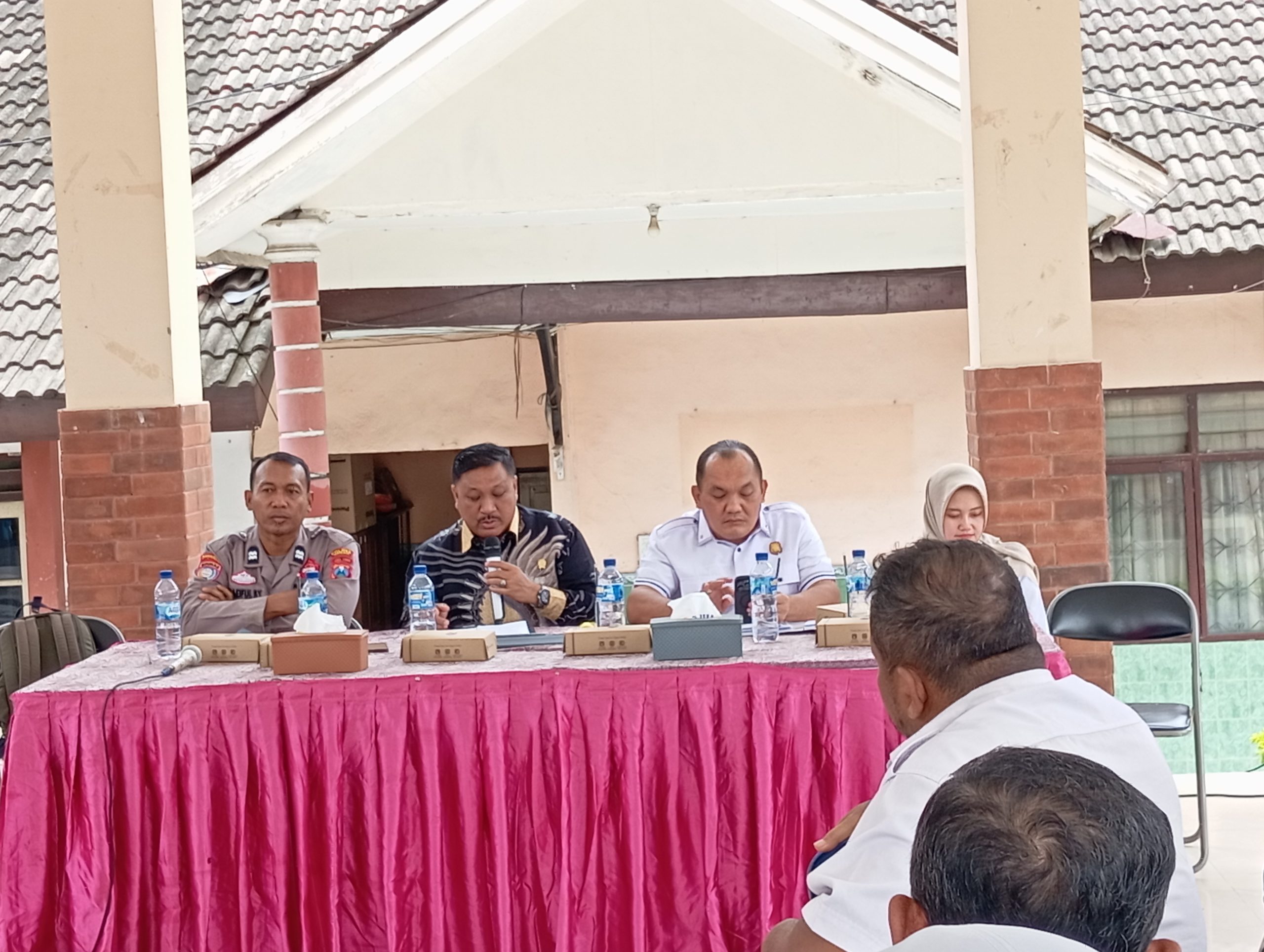 Wakil Ketua II DPRD Gresik, Mujid Riduan, Dorong Penguatan Peran Linmas dalam FGD di Kecamatan Menganti