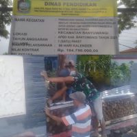 Proyek Pembangunan Pagar SMPN 3 Banyuwangi Diduga Abaikan Keselamatan Kerja K3.