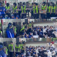 Aksi Humanis: Polwan Bojonegoro Berbagi Air Mineral kepada Massa Unjuk Rasa.