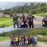 Personel Ops Damai Cartenz Tebar Keceriaan Bersama Anak-Anak di Distrik Bibida, Paniai.