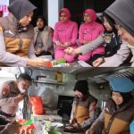 Brimob Polda Jatim Dirikan Dapur Lapangan untuk Warga Terdampak Erupsi Gunung Semeru.