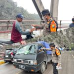 Tim SAR Polda Jatim Bagikan Masker ke Warga Terdampak Abu Vulkanik Semeru.