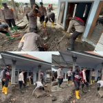 Polisi Bersihkan Rumah Warga Terdampak Erupsi Gunung Semeru di Lumajang.