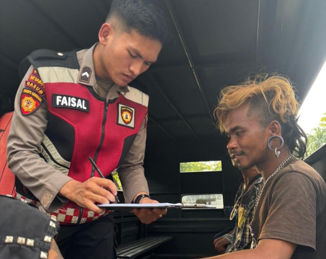 DITSAMAPTA POLDA KEPRI TINDAK PELANGGAR PERDA TENTANG KETERTIBAN SOSIAL: 20 PENGAMEN / ANAK PUNK JALANI SIDANG TIPIRING