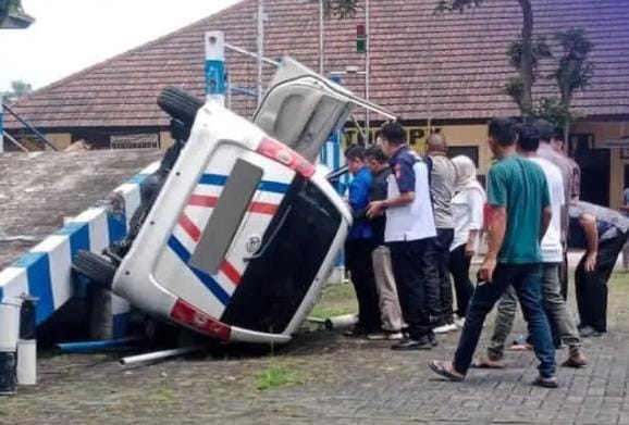 Mobil praktek Uji SIM Terguling di Satpas Polres Malang, Baur SIM Seribu Pilih Bungkam