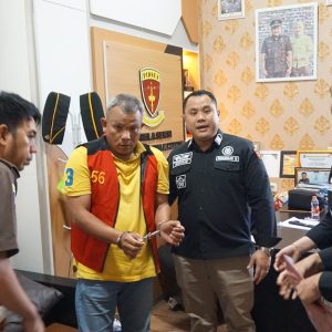 Erni Yusnita, SH.MH.Melalui Kepala Seksi Tindak Pidana Secara Resmi Menerima Penyerahan Tersangka